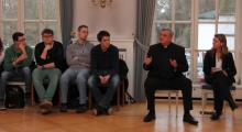 Schüler im Gespräch mit Bischof Wiesemann