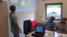 Tim Gubener erklärt Herrn Fruth und RSD Martin Zimnol seinen Simulator.