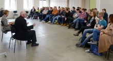 Domkapitular Josef Damian Szuba im Gespräch mit WHG-Schülern